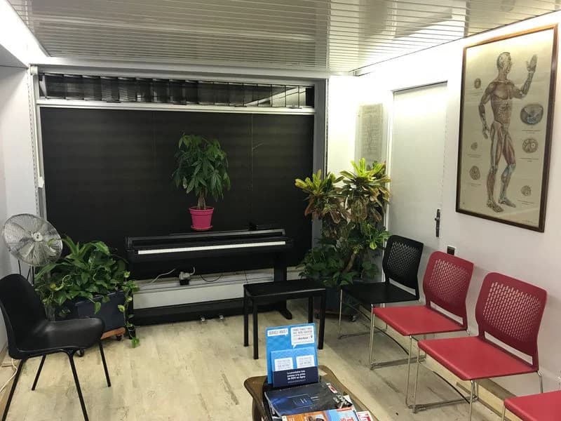 Salle d'attente du cabinet, avant une consultation générale